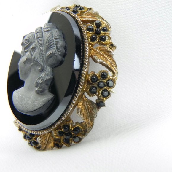 60s Onyx Cameo Brooch or Pendant with Golden Metal | Left-Facing Cameo - Picture 5 of 9